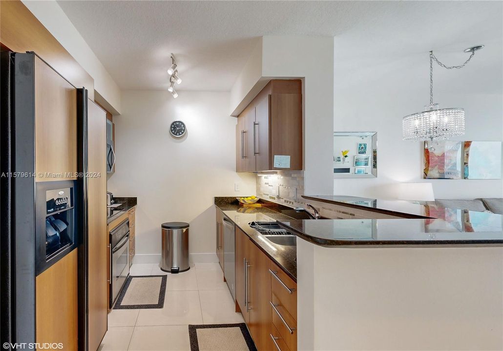 For Sale: $520,000 (1 beds, 1 baths, 846 Square Feet)
