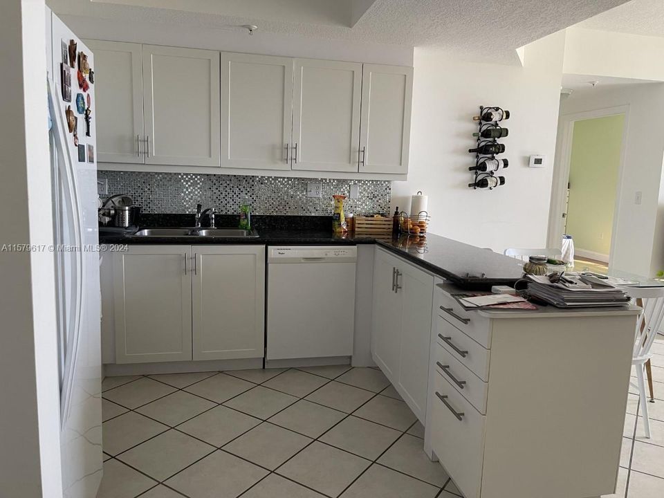 For Rent: $3,200 (2 beds, 2 baths, 917 Square Feet)