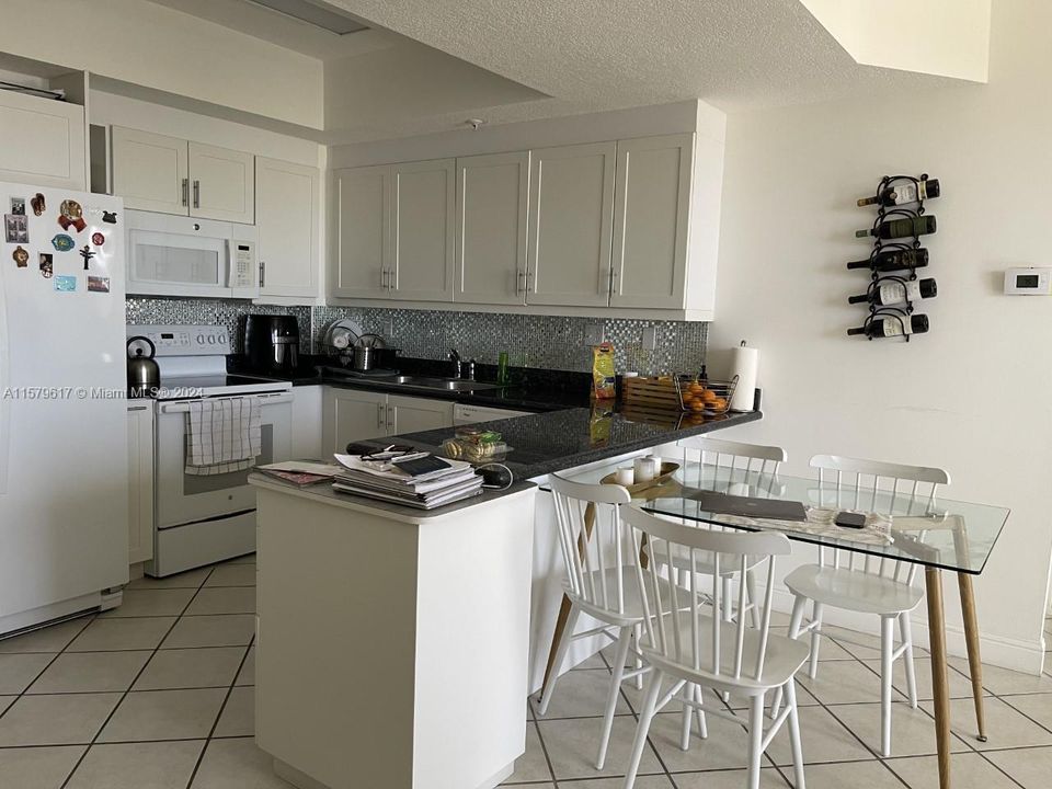 For Rent: $3,150 (2 beds, 2 baths, 917 Square Feet)
