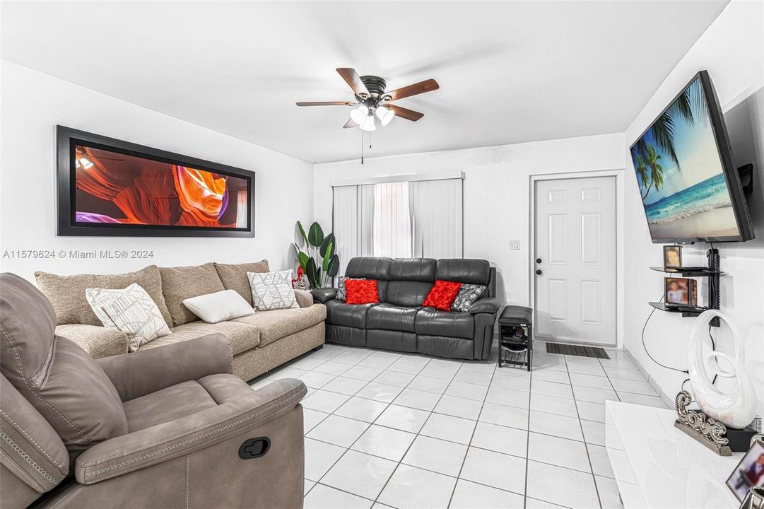 For Sale: $345,000 (2 beds, 2 baths, 775 Square Feet)