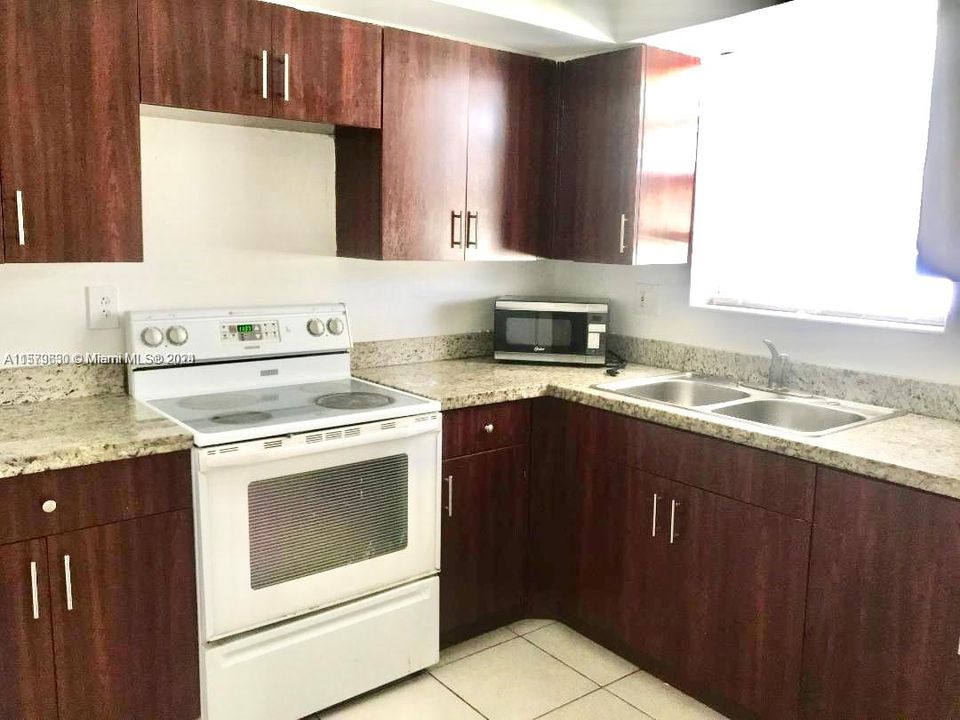 最近售出: $200,000 (2 贝兹, 2 浴室, 952 平方英尺)