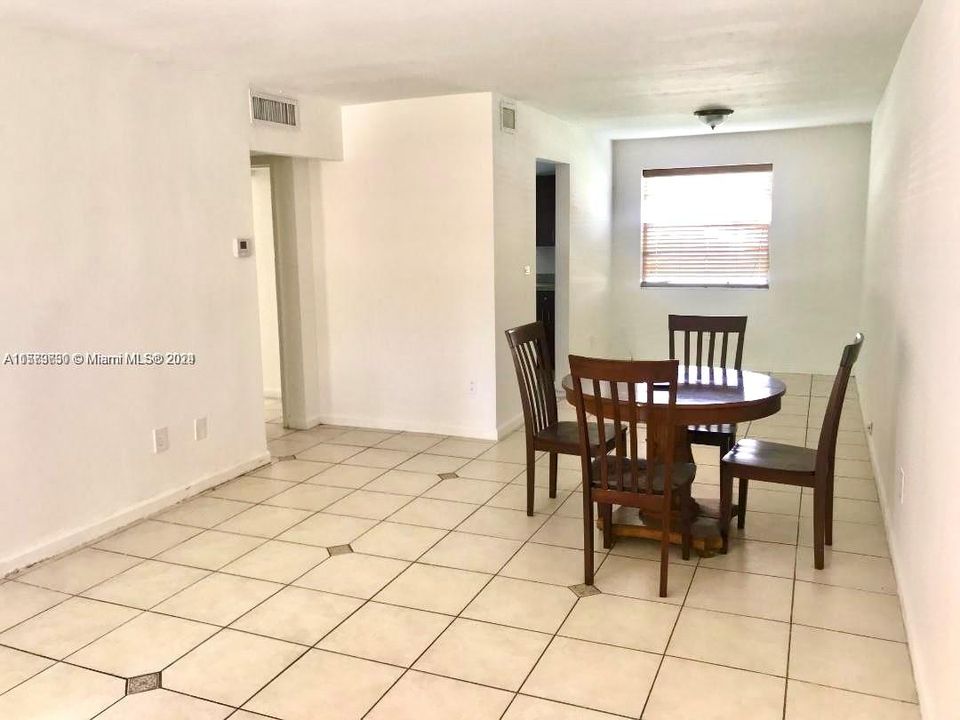 最近售出: $200,000 (2 贝兹, 2 浴室, 952 平方英尺)