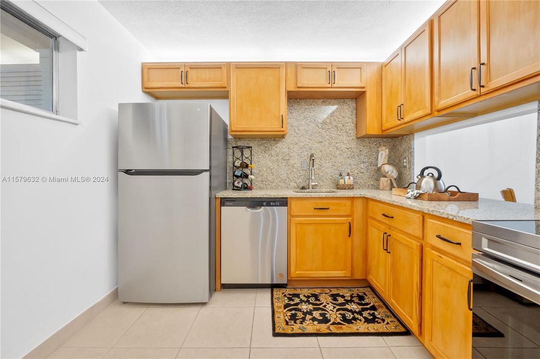For Sale: $120,000 (1 beds, 1 baths, 744 Square Feet)
