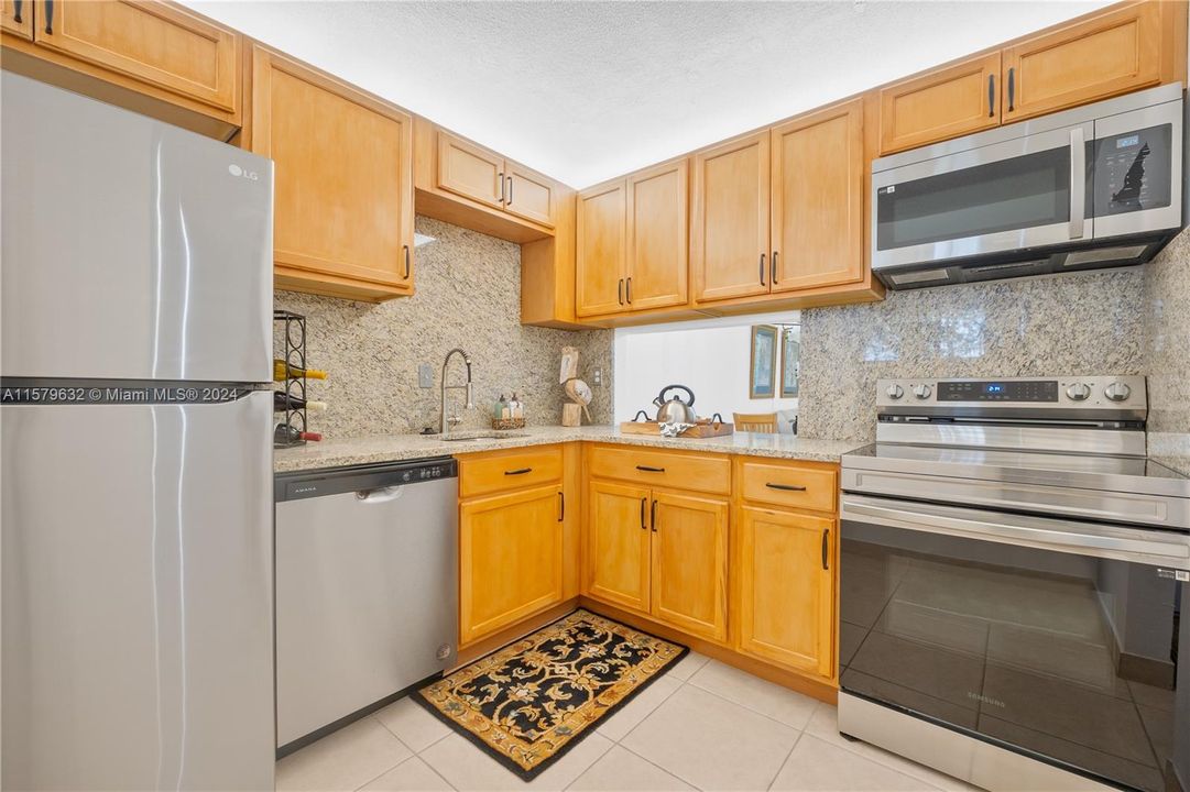 For Sale: $120,000 (1 beds, 1 baths, 744 Square Feet)