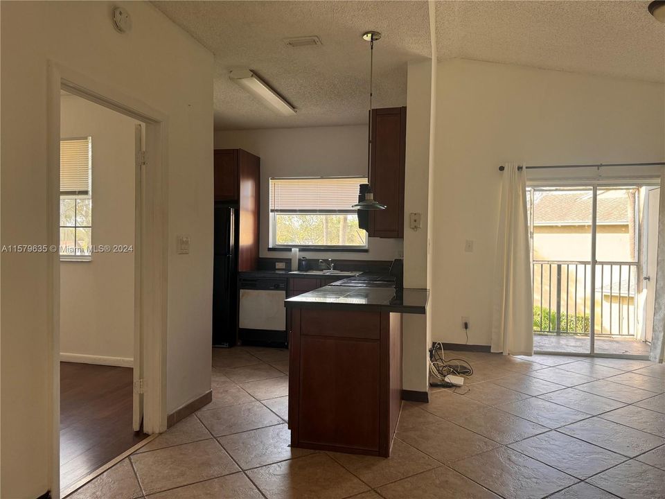 Active With Contract: $2,100 (2 beds, 2 baths, 807 Square Feet)