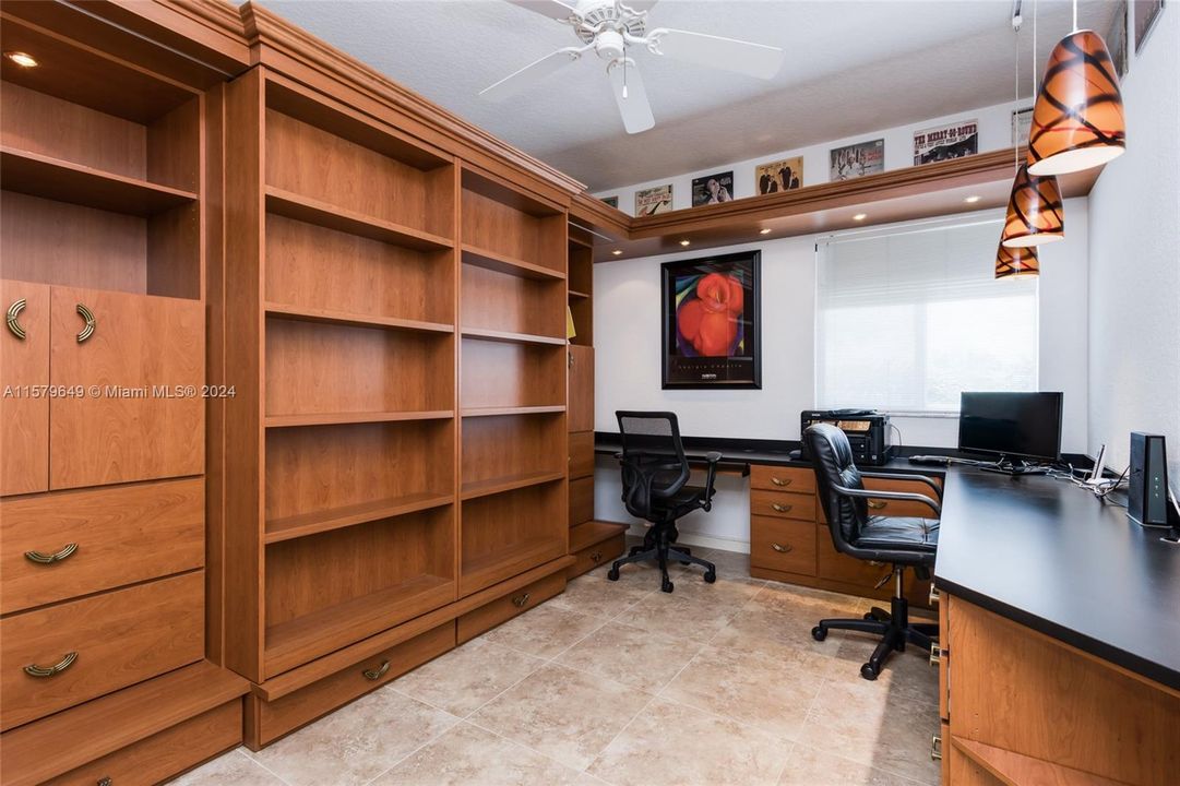 2nd bedroom/office with murphy bed