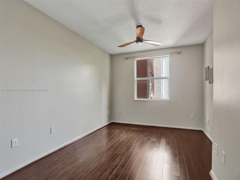 For Sale: $400,000 (1 beds, 1 baths, 715 Square Feet)