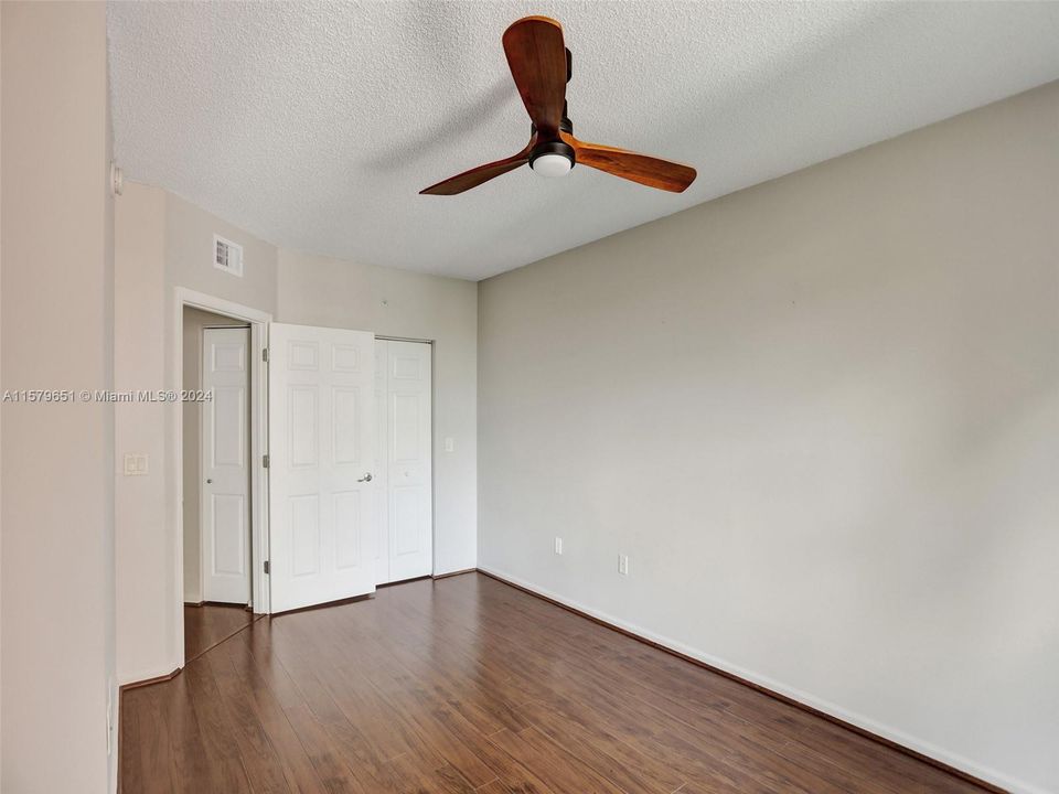 Active With Contract: $400,000 (1 beds, 1 baths, 715 Square Feet)