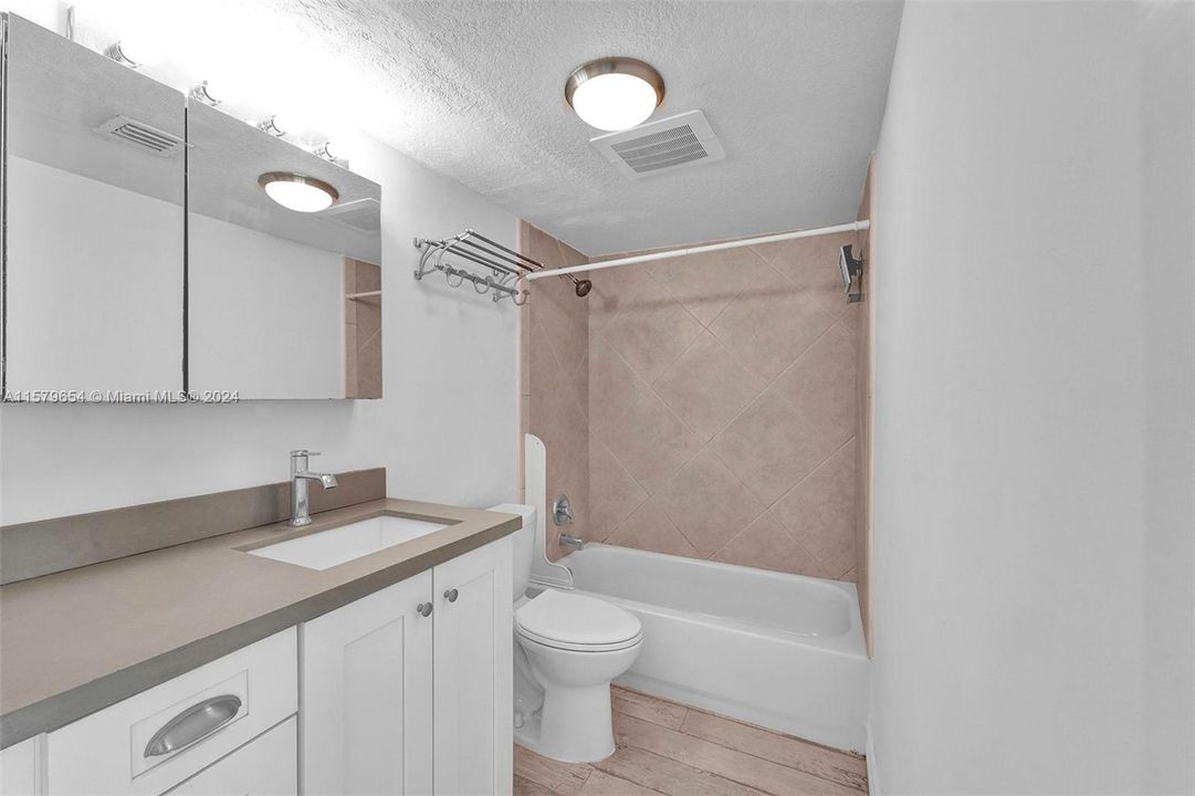 Недавно арендовано: $3,100 (1 спален, 1 ванн, 710 Квадратных фут)