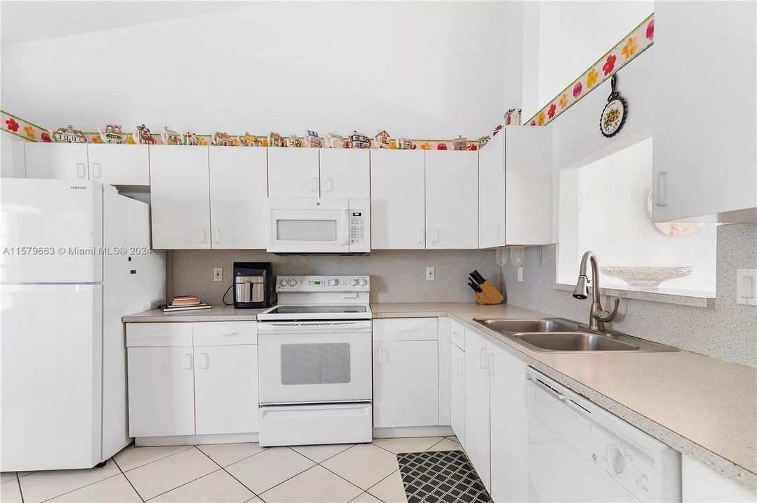 For Sale: $350,000 (2 beds, 2 baths, 1246 Square Feet)