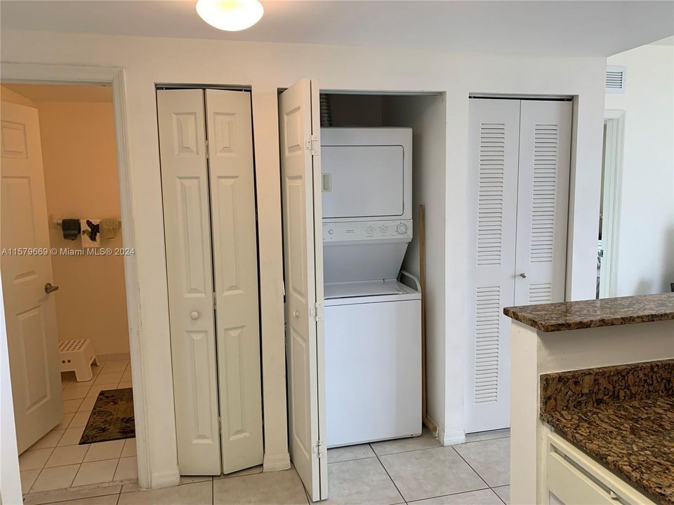 For Rent: $2,300 (1 beds, 1 baths, 699 Square Feet)
