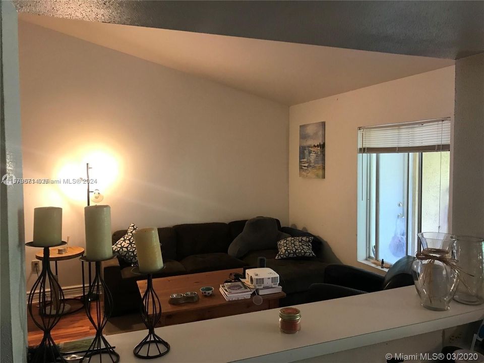 For Sale: $222,000 (1 beds, 1 baths, 834 Square Feet)