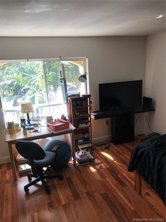 For Sale: $222,000 (1 beds, 1 baths, 834 Square Feet)