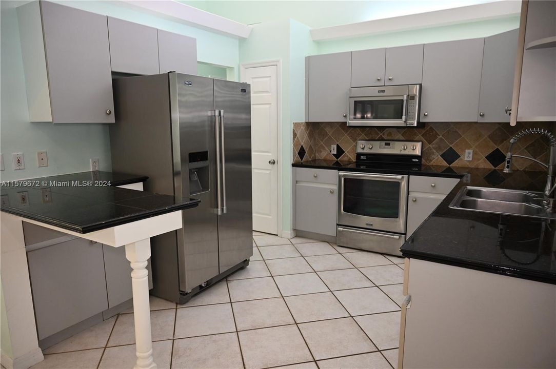 For Rent: $4,500 (4 beds, 2 baths, 1648 Square Feet)