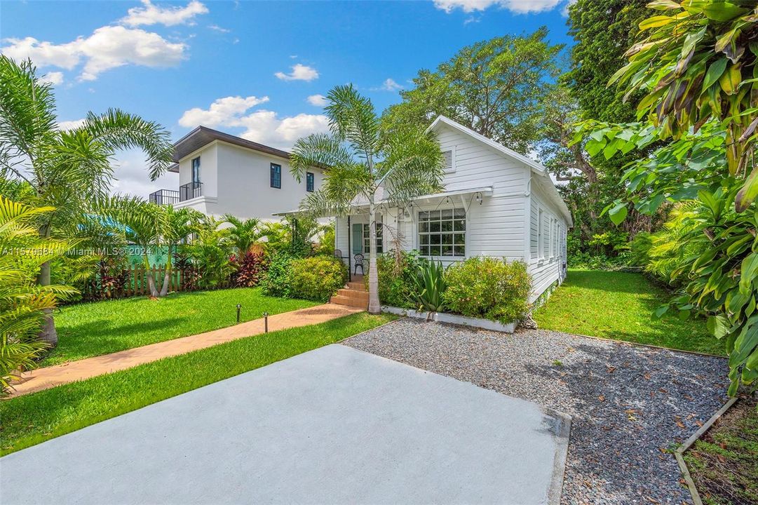 For Sale: $999,000 (3 beds, 1 baths, 722 Square Feet)