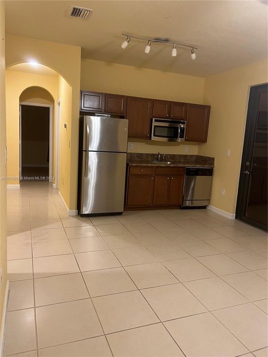For Rent: $1,800 (1 beds, 1 baths, 3022 Square Feet)