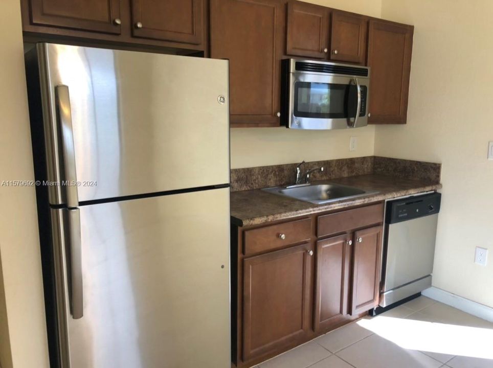 For Rent: $1,800 (1 beds, 1 baths, 3022 Square Feet)