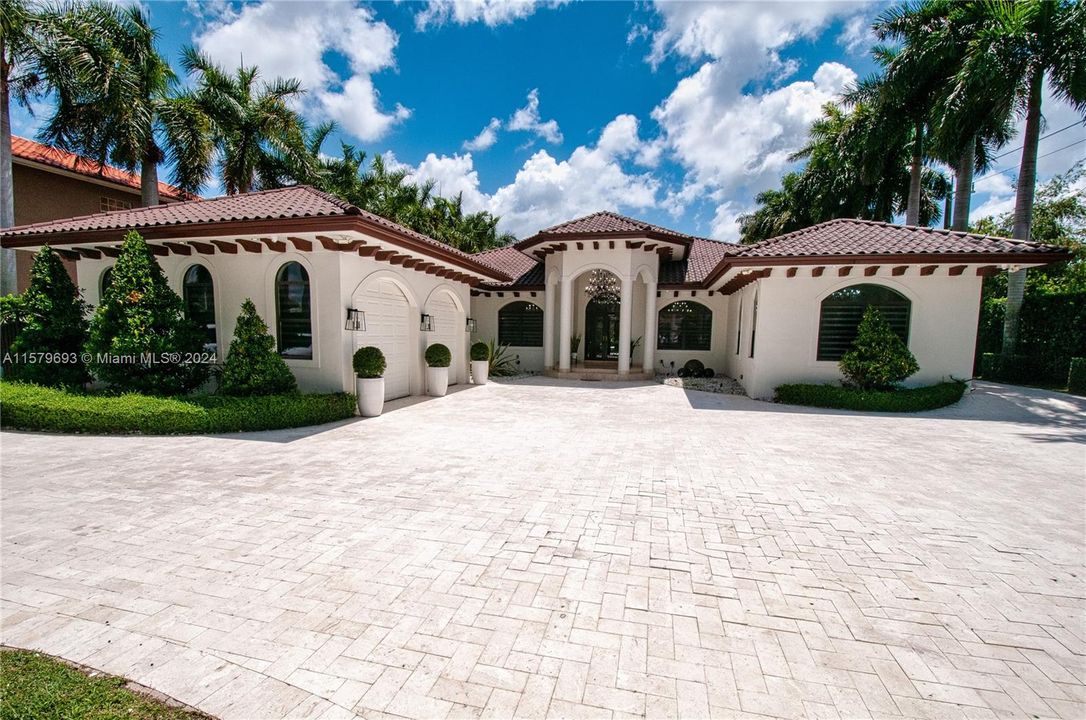 Recently Sold: $3,200,000 (6 beds, 5 baths, 4640 Square Feet)