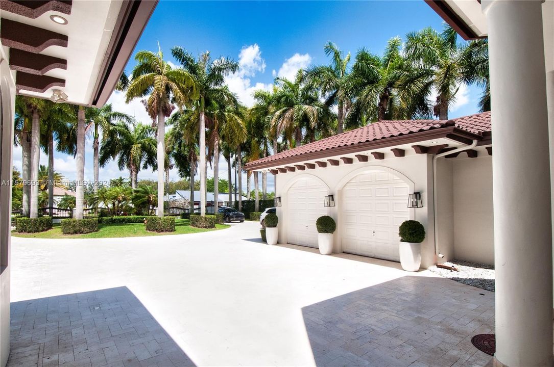 Recently Sold: $3,200,000 (6 beds, 5 baths, 4640 Square Feet)