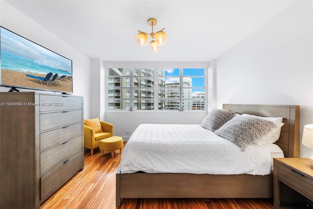 For Sale: $450,000 (1 beds, 1 baths, 787 Square Feet)