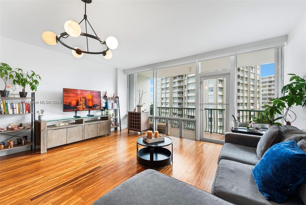 For Sale: $450,000 (1 beds, 1 baths, 787 Square Feet)