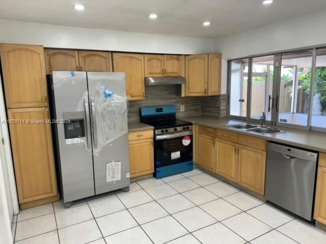 Active With Contract: $3,500 (3 beds, 2 baths, 1548 Square Feet)