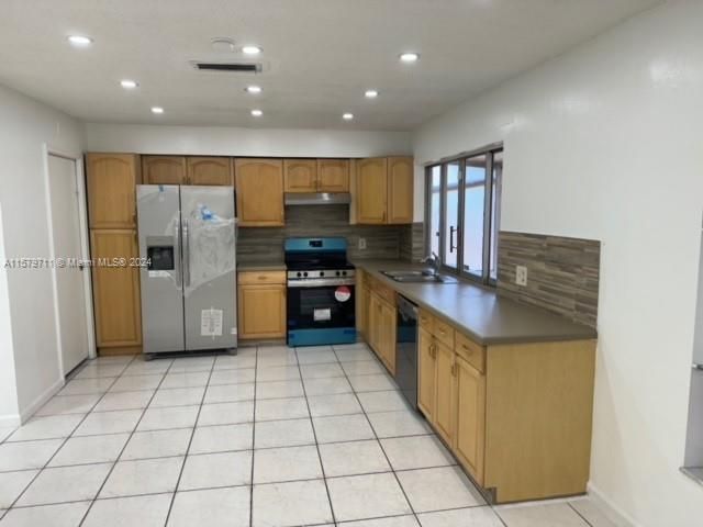 Active With Contract: $3,500 (3 beds, 2 baths, 1548 Square Feet)