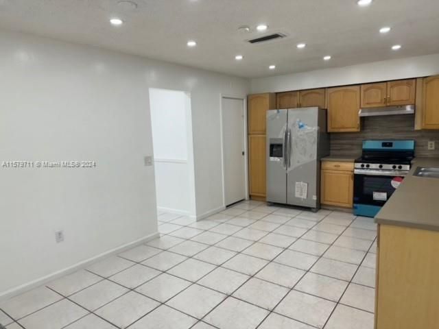 Active With Contract: $3,500 (3 beds, 2 baths, 1548 Square Feet)