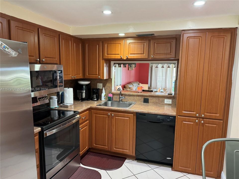 For Sale: $215,000 (2 beds, 2 baths, 852 Square Feet)