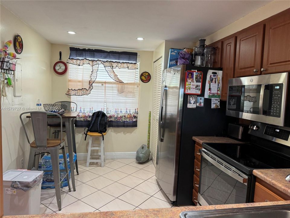 For Sale: $215,000 (2 beds, 2 baths, 852 Square Feet)