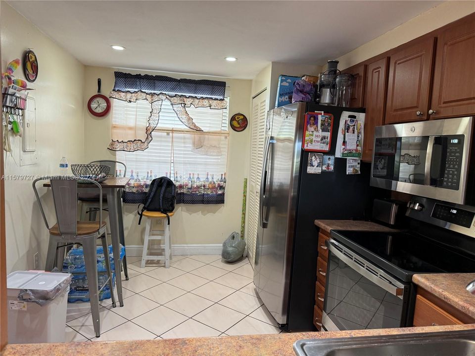 For Sale: $215,000 (2 beds, 2 baths, 852 Square Feet)