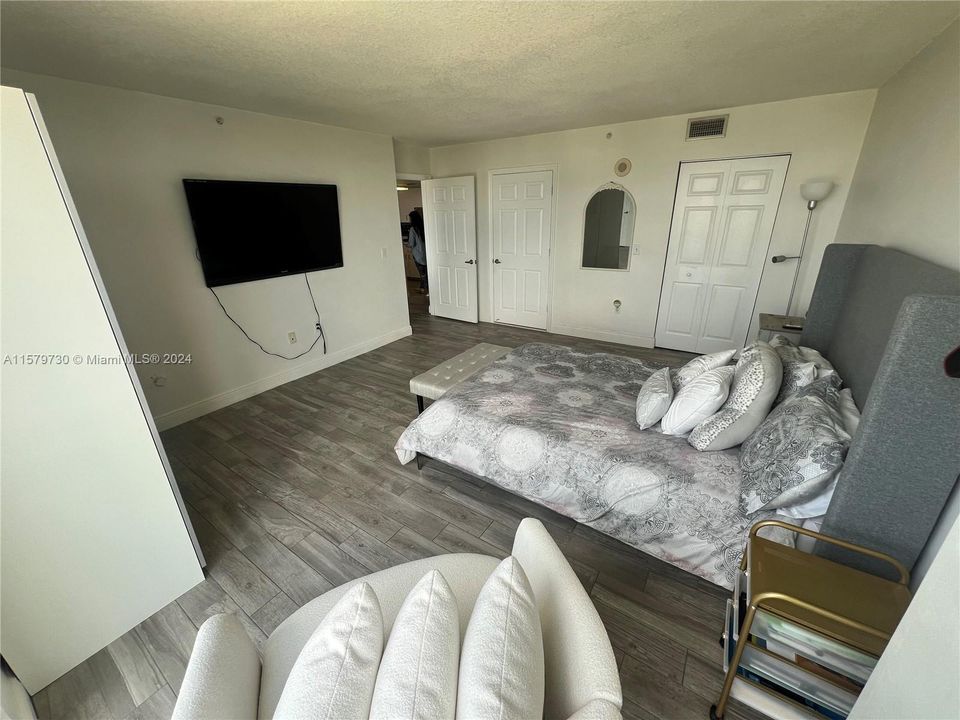 For Sale: $370,000 (1 beds, 1 baths, 785 Square Feet)