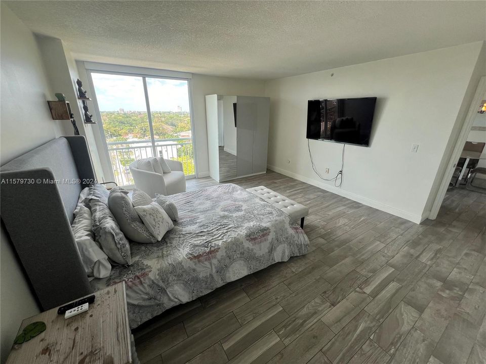 For Sale: $370,000 (1 beds, 1 baths, 785 Square Feet)
