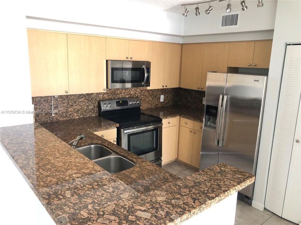 For Sale: $282,000 (1 beds, 1 baths, 893 Square Feet)