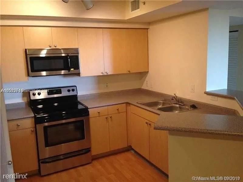 For Sale: $282,000 (1 beds, 1 baths, 893 Square Feet)
