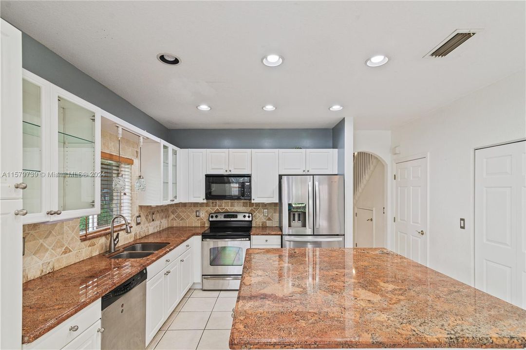 Recently Sold: $355,000 (3 beds, 2 baths, 1644 Square Feet)