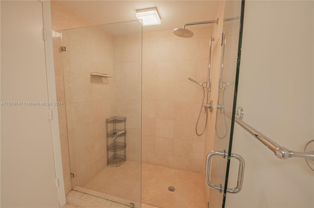 合同活跃: $5,900 (2 贝兹, 2 浴室, 1591 平方英尺)
