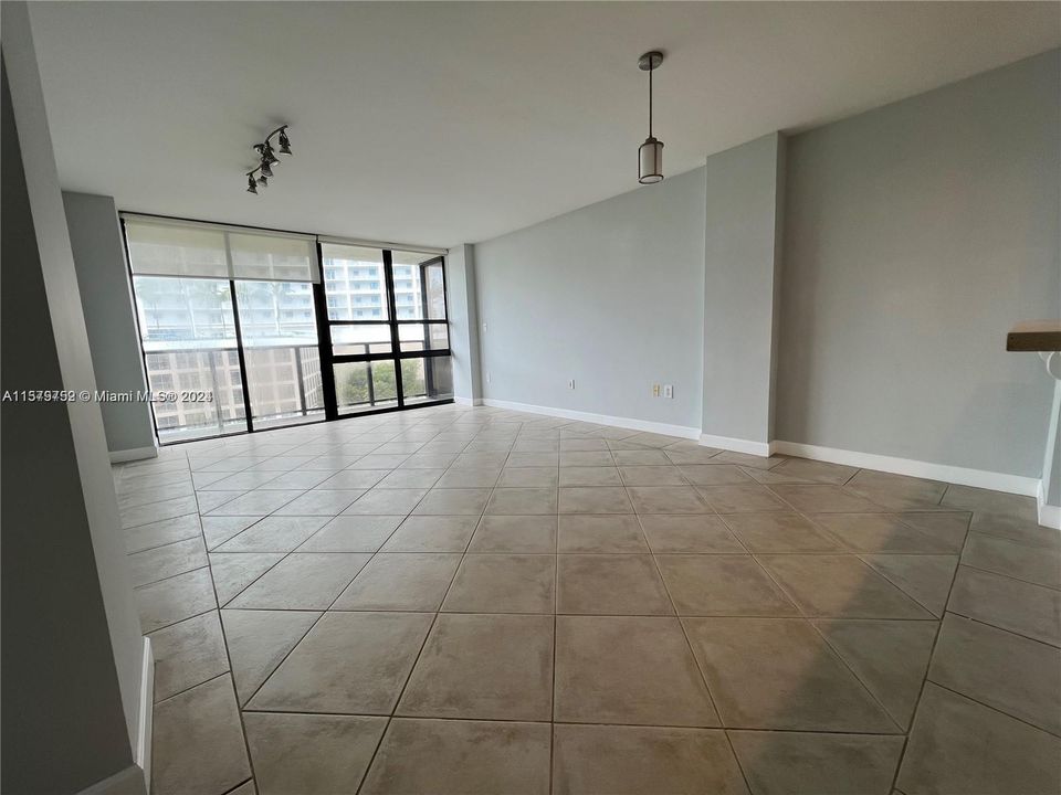 For Sale: $419,000 (1 beds, 1 baths, 757 Square Feet)