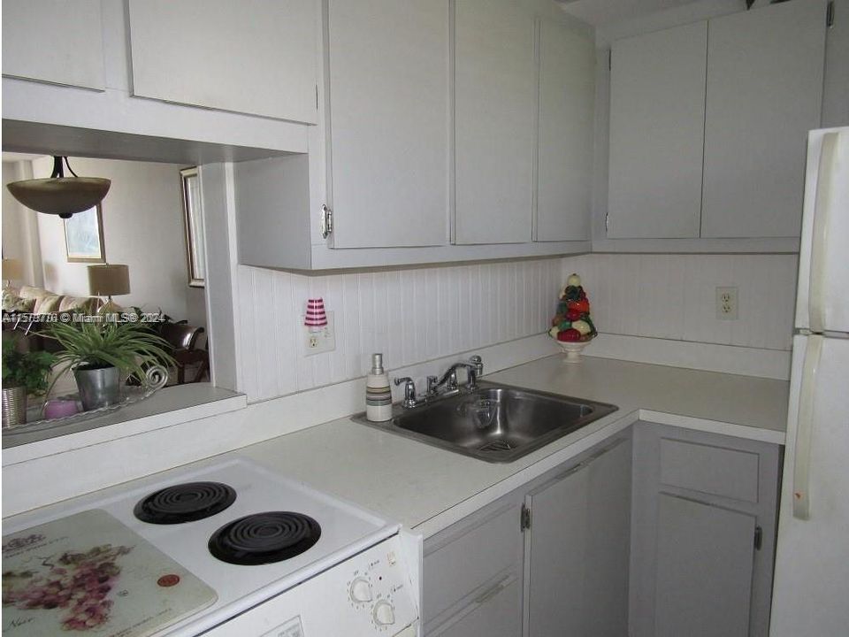 For Sale: $398,000 (2 beds, 1 baths, 814 Square Feet)