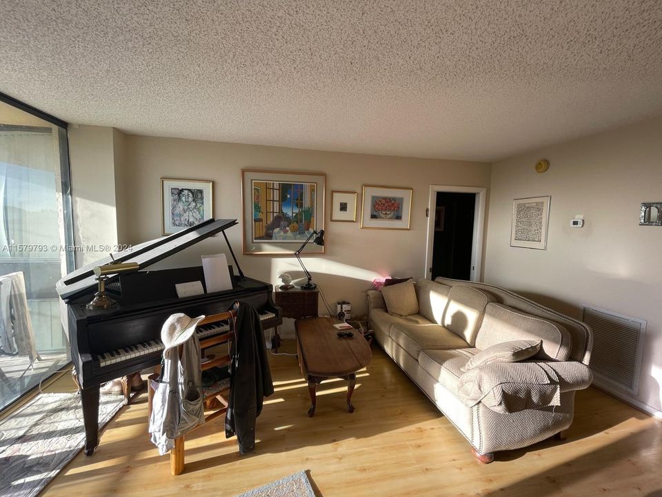 For Sale: $259,000 (1 beds, 1 baths, 1017 Square Feet)
