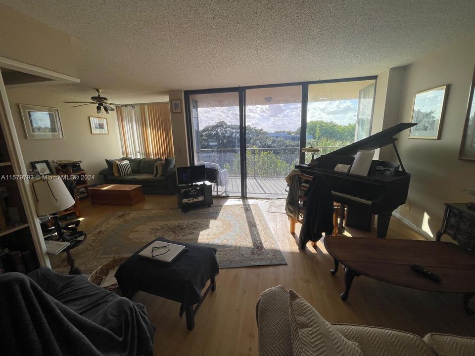 For Sale: $259,000 (1 beds, 1 baths, 1017 Square Feet)