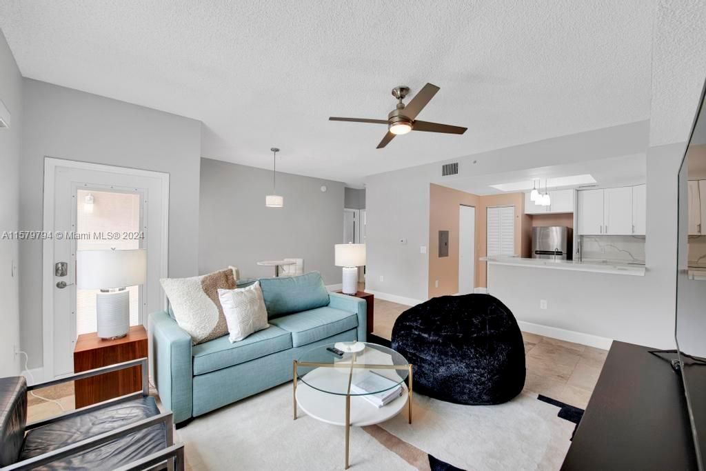 Active With Contract: $290,000 (1 beds, 1 baths, 794 Square Feet)