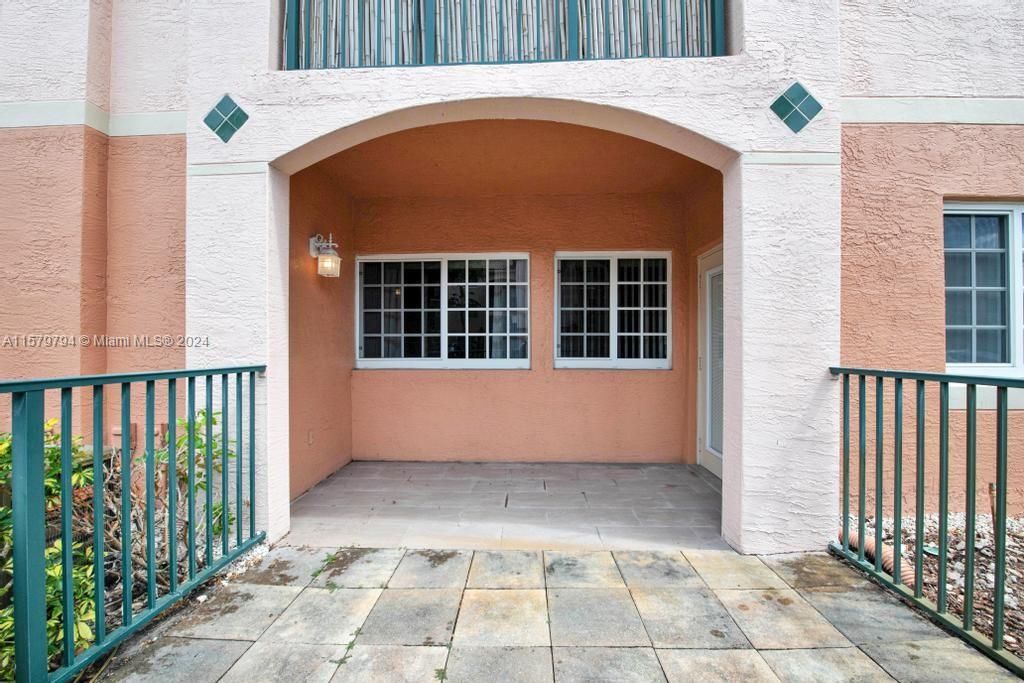 For Sale: $290,000 (1 beds, 1 baths, 794 Square Feet)