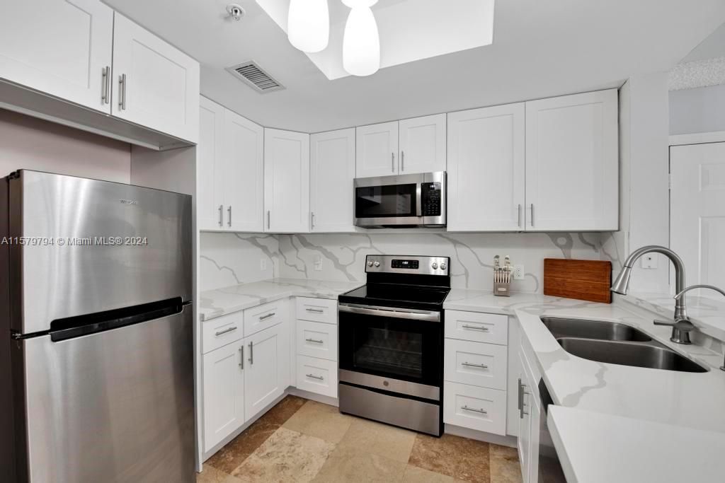 For Sale: $290,000 (1 beds, 1 baths, 794 Square Feet)