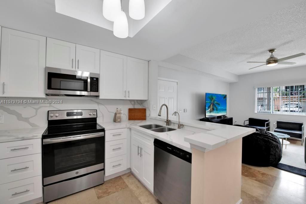 Active With Contract: $290,000 (1 beds, 1 baths, 794 Square Feet)