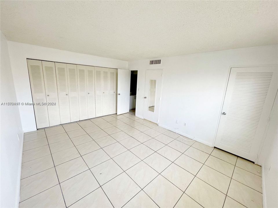 Active With Contract: $1,950 (1 beds, 1 baths, 780 Square Feet)