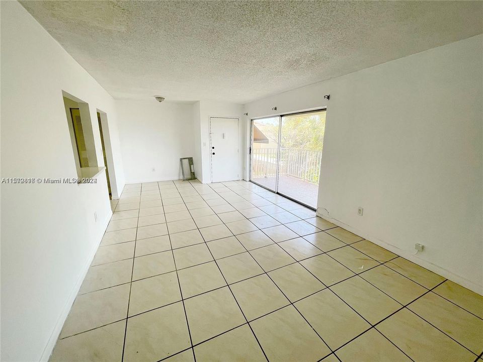 Active With Contract: $1,950 (1 beds, 1 baths, 780 Square Feet)