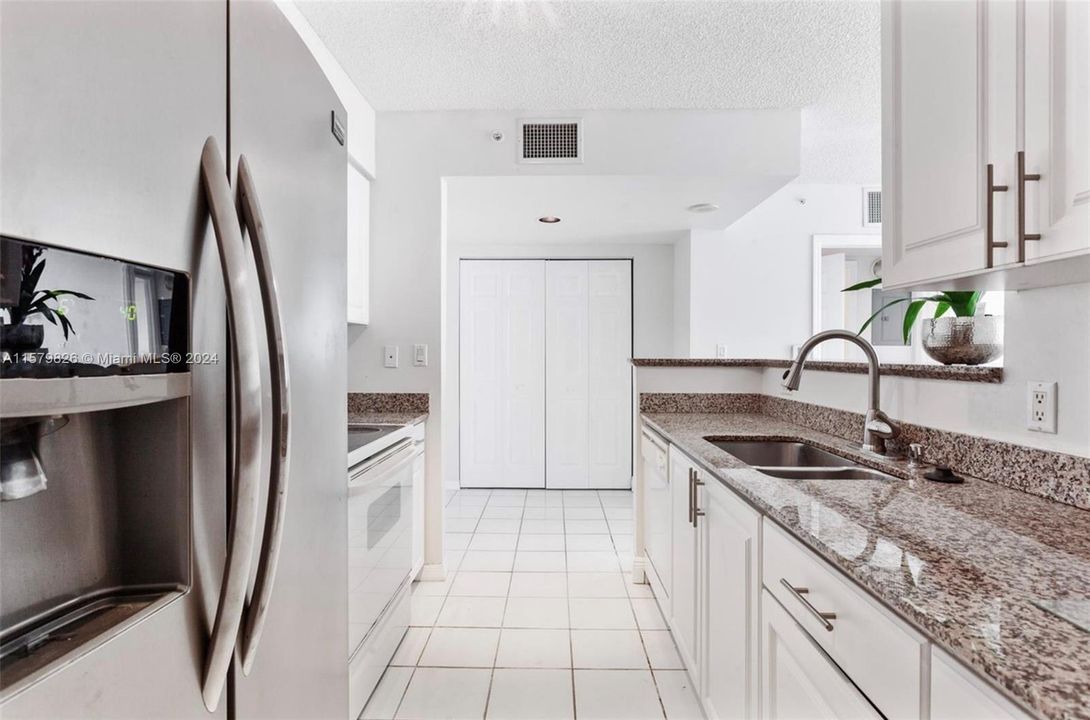 For Sale: $468,000 (1 beds, 1 baths, 760 Square Feet)