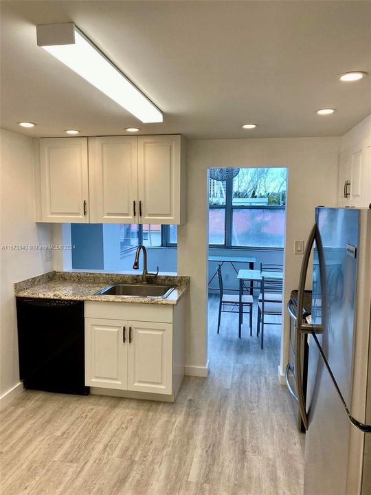 For Rent: $2,250 (1 beds, 1 baths, 990 Square Feet)