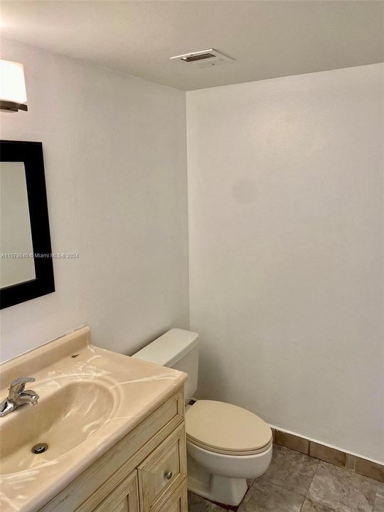 For Rent: $2,250 (1 beds, 1 baths, 990 Square Feet)